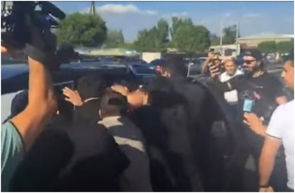 Էջմիածին-Երևան ավտոմայրուղուց ոստիկանները ուժ կիրառելով բերման են ենթարկում քաղաքացիներին (տեսանյութ)